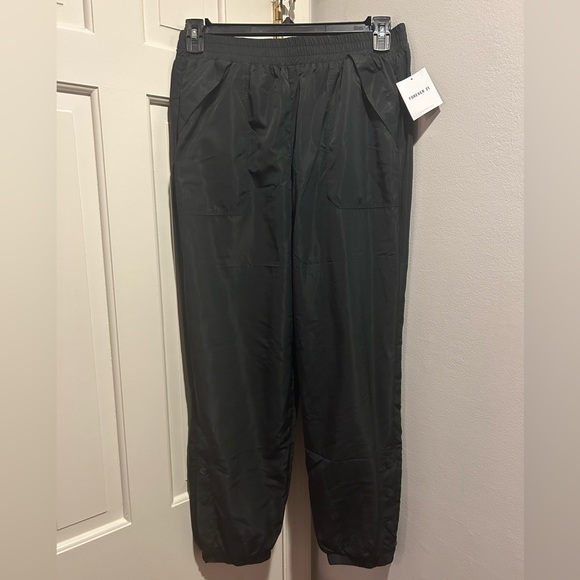 Forever 21 snap button joggers. - Picture 1 of 3
